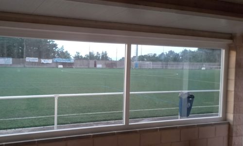 Imagen de la cristalera recién montada en la cafetería del Campo de Fútbol de Camariñas